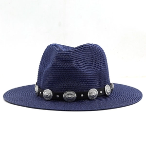 Dunkelblauer Strohhut im Fedora-Stil mit schwarzem Lederband und silbernen Details