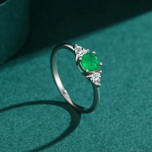 Classic S925 silver ring featuring round green emerald with teardrop side stones