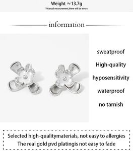 Détail macro de boucles d'oreilles fleur double couche avec placage PVD et poids