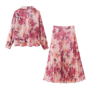 Set camicia a maniche lunghe a fiori rosa e gonna a pieghe in tessuto di chiffon