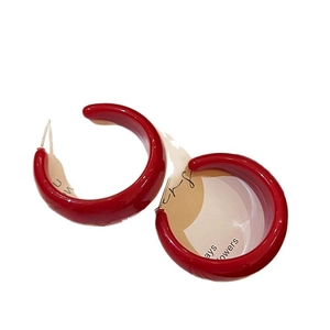Boucles d'oreilles créoles C en acrylique rouge brillant avec tiges en argent au style rétro