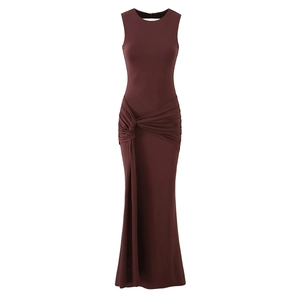 Vue détaillée du nœud à la taille et des drapés plissés sur robe longue marron sans manches