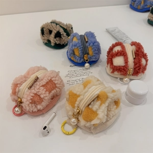 Custodie per AirPods colorate in peluche a nido d'ape con eleganti ciondoli a perla.