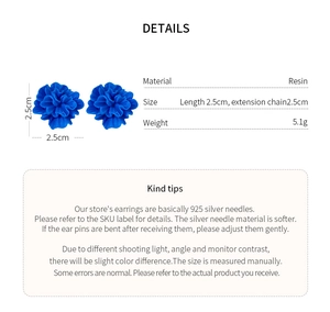 Vue détaillée de boucles d'oreilles fleurs en résine bleue avec tige en argent 925