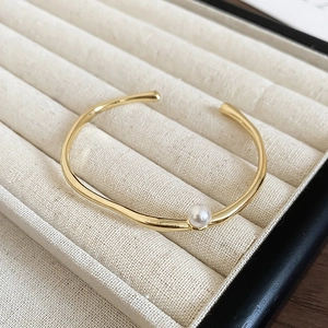 Bracelet jonc ouvert plaqué or 18k avec perle blanche dans son coffret de présentation luxe