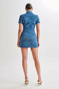 Vue arrière d'un ensemble deux pièces en denim bleu foncé avec haut et mini-jupe