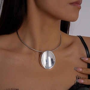 Detailaufnahme des minimalistischen silbernen Chokers mit großem ovalem Anhänger