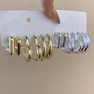 Détails de boucles d'oreilles en métal cœur et rectangle finis or et argent sur carte