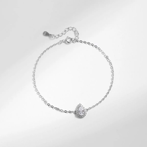 Bracelet élégant en argent sterling S925 avec pendentif en zircon goutte d'eau sur fond blanc
