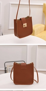 Détail du petit sac bandoulière marron grainé avec boucle de verrouillage dorée carrée