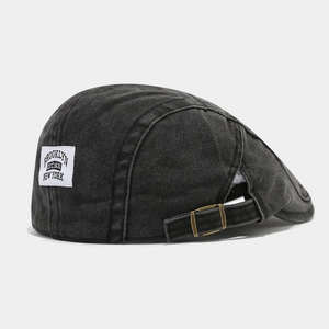 Béret vintage en coton délavé gris foncé avec boucle métallique réglable et patch brodé