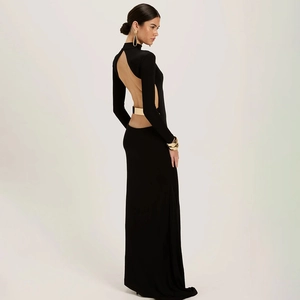 Détail du design dos nu élégant sur une robe longue noire avec ceinture en métal doré