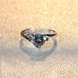 Detail van de regenboog hart edelsteen ring met paarse zijstenen en een zilveren band