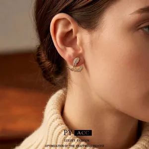 Elegante 18k vergoldete Blatt-Ohrstecker mit funkelndem Zirkonia-Besatz für Damen