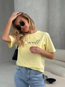 Λεπτομέρεια κίτρινου βαμβακερού T-shirt με καλλιτεχνικό τύπωμα 'It is well with my soul'