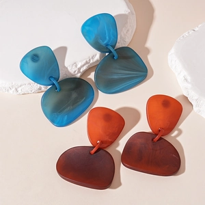 Boucles d'oreilles géométriques en acrylique vintage aux motifs marbrés bleu et ambre