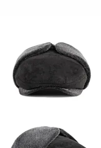 Detalle del gorro de invierno con ante negro y orejeras de piel sintética gris oscuro