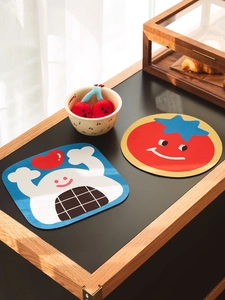 Détail de dessous de plat en boue de diatomée avec motifs de fantôme bleu et tomate