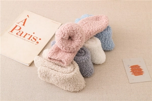 Flachbild von weichen gestreiften Korallenvlies Socken mit dekorativem Buch und Karte
