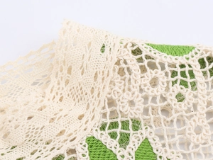 Détail macro du haut en dentelle au crochet avec doublure verte contrastée chic