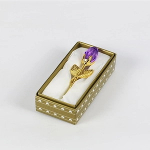 Rose en cristal violet dans une boîte cœur dorée avec satin blanc pour la Saint Valentin