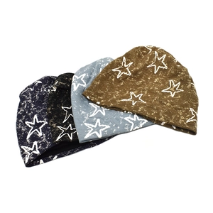 Bonnet en maille avec texture délavée et motif d'étoiles en quatre couleurs vintage