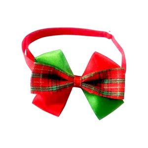 Détail du nœud papillon de Noël écossais rouge et vert avec boucle réglable