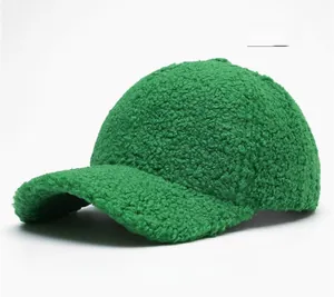 Détail de la texture pelucheuse en laine de mouton verte de cette casquette stylée