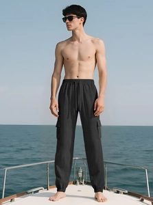 Détail d'un pantalon cargo noir avec taille à cordon et tissu texturé sur un yacht