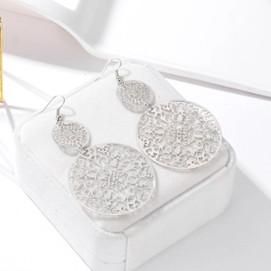 Boucles d'oreilles vintage argentées à motif mandala ajouré avec doubles disques