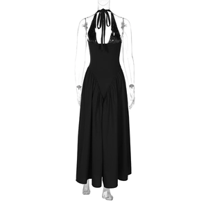Detailansicht des rückenfreien Neckholder-Designs mit glänzendem Spitzeneinsatz am schwarzen Kleid