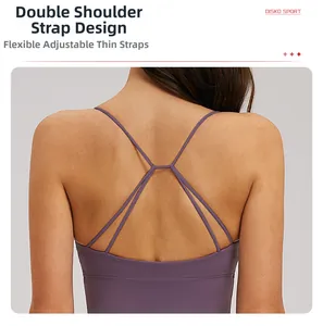 Détail du dos à fines bretelles croisées d'une brassière de yoga violette pour femme