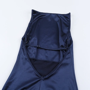 Détail du dos de la robe en satin bleu marine avec bretelles et fermeture éclair
