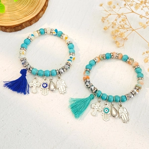 Etnische kralenarmbanden met turkoois kralen, kleurrijke kwastjes en Hamsa-bedels