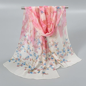 Détail d'un foulard en mousseline légère avec fleurs bleues et rayures roses