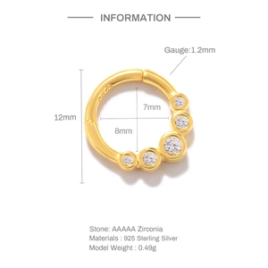 Detail van 925 sterling zilveren gouden neuspiercing met vijf AAAAA zirkonia steentjes