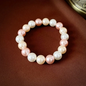 Vue détaillée du bracelet vintage français avec perles blanches et roses alternées
