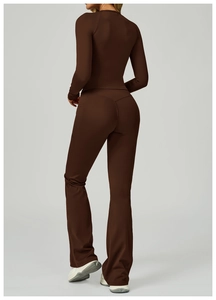 Detailansicht des dunkelbraunen Yoga-Sets mit V-förmigem Bund und ausgestellter Leggings