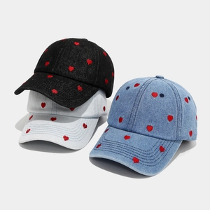 Casquette de baseball en jean avec broderie coeur rouge en noir, bleu clair et bleu