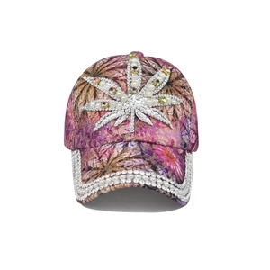 Détail de motif de feuille avec strass et perles sur une casquette tie-dye violette