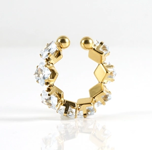 Detail van 18k goud vergulde roestvrijstalen ring met vierkante zirkonia stenen