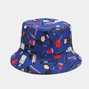 Vue détaillée d'un chapeau bob bleu roi avec des motifs cosmétiques et flacons de parfum