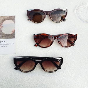 Retro cat-eye sunglasses in leopard, tortoiseshell and black frames with UV protection