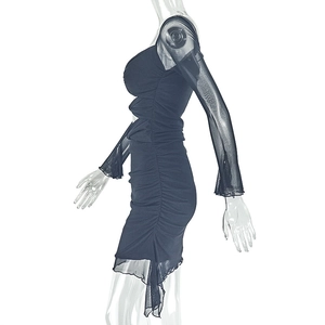Détail de la robe moulante noire avec fronces latérales et manches en mesh transparent