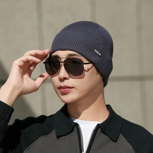 Bonnet tricoté gris foncé pour homme en maille côtelée avec étiquette NY&JA hiver
