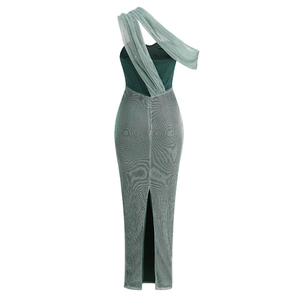 Détail arrière de la robe bustier vert foncé avec tulle argenté et fente élégante