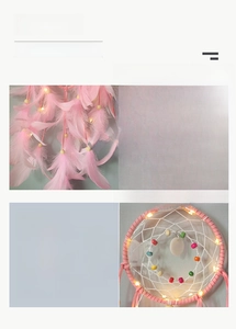 Makro-Detail des handgefertigten Traumfängers mit rosa Federn und warmen LED-Lichtleisten