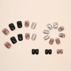 Modische kurze Kunstnägel Set mit Silberglitzer, Strasssteinen und Sternendesigns