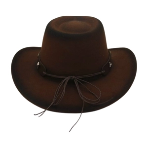 Dettaglio di un cappello da cowboy in feltro di lana marrone scuro con fibbie d'argento