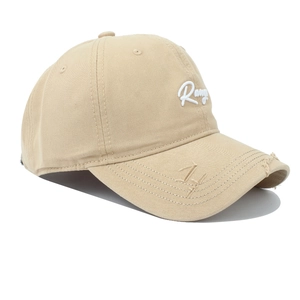 Détail d'une casquette en coton beige avec broderie Rom et bord de visière effet usé